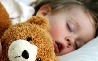 Giúp trẻ bớt sợ hãi khi ngủ riêng